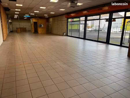 bâtiment commercial de 450 m²