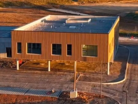 à louer – bureaux de 100 20 m² dans les nouveaux bâtiments pythagore – montélimar