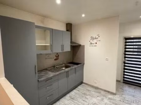 local avec vitrine + studio