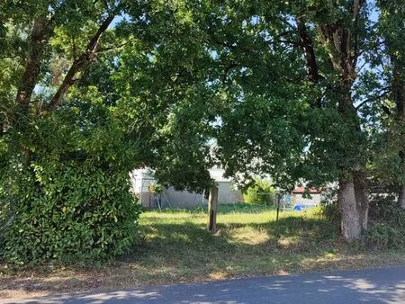 terrain de bourg large façade  au calme  accès existant