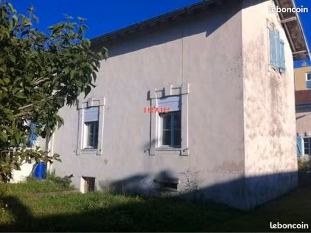 ensemble de quatre maisons