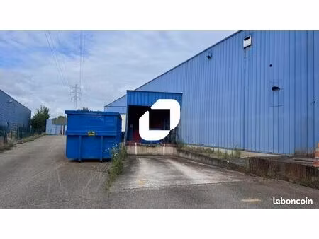local d'activité 1 960 m²
