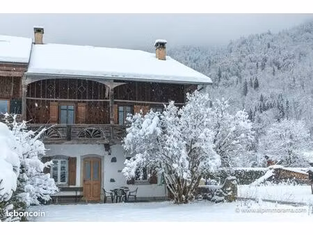 ferme mitoyenne savoyarde authentique à rénover avec gros potentiel – rare aux vallons d’e