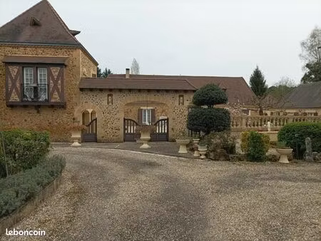 perigord – longere en pierre + nombreuses dependances et terrain de plus de 2 ha