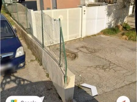 en emplacement de parking sécurisé par portail avec bip