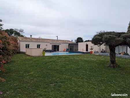 maison récente avec piscine