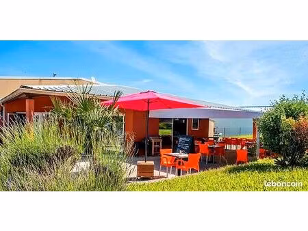 restaurant 120m2 + terrasse + parking privatif
