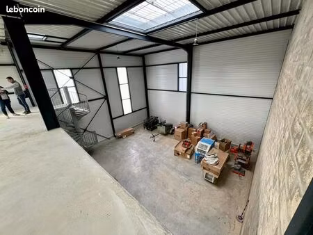 local d'activité 241 m²