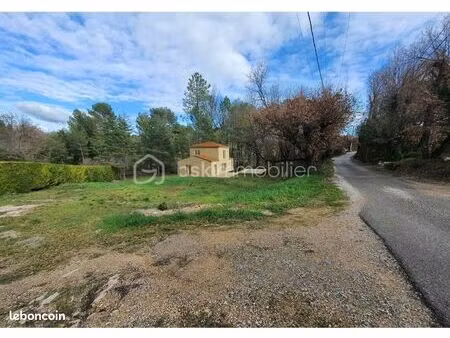 terrain 1 800 m² callian