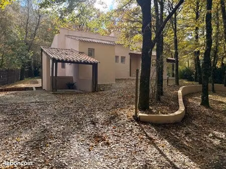 une maison rose à l’orée de la forêt