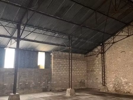 emplacement pour véhicule dans un hangar fermé