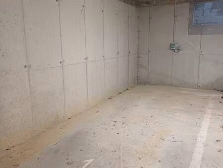 place de parking - borne de recharge + sécurité