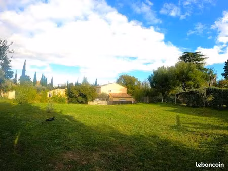 terrain constructible de 622m² au calme  dans un cadre agréable  proche commodités