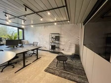 bureau pour 3 personnes dans un bâtiment de standing