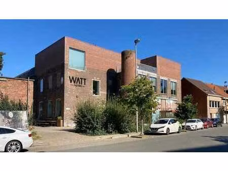 bureaux dans un bâtiment de bureau industriel rénové avec c