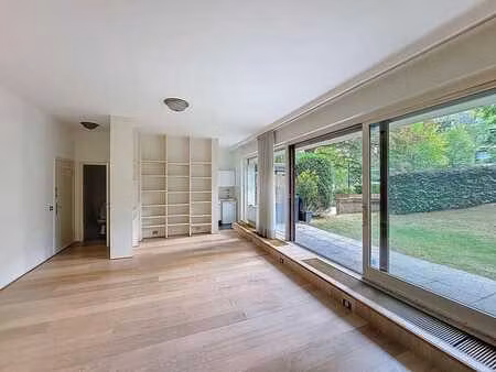 parc brugmann : lumineux studio avec grande terrasse à uccle