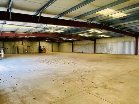 entrepôt 660m2 à rénover!