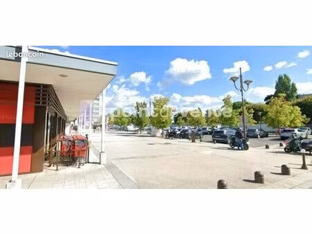 commerce cadeaux/fleurs 75 m²