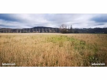 grand terrain constructible 24 059 m² — plat — 1h de toulouse