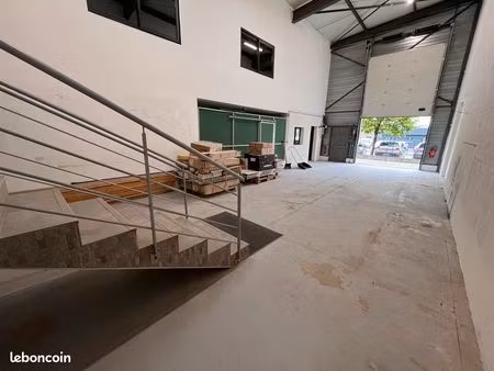 local avec bureaux à louer