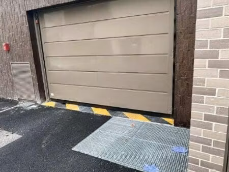 place parking à louer