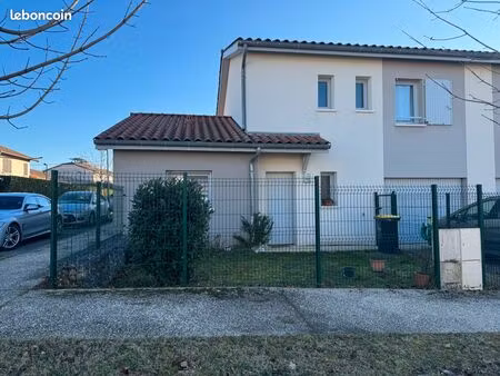 maison 100 m2 avec garage  terrasse et cour