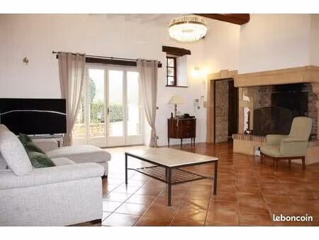 maison en pierres dorées – 260 m² habitables – 5 chambres – terrasse et jardin