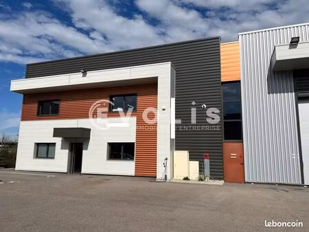 local d'activité 841 m²