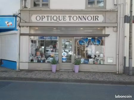 vend bätiment à usage commercial