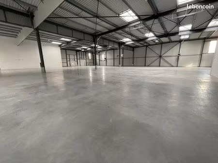 local d'activité 2 606 m²