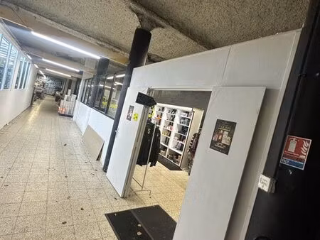 local commercial de 50 m² avec parking