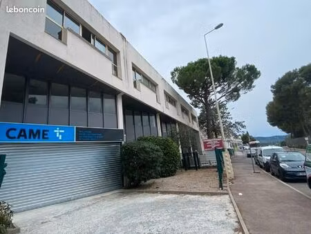 bureaux lumineux et prêts à l’emploi