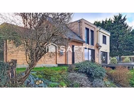 maison d'architecte avec jardin aménagé et patûre.