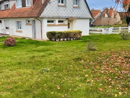 découvrez cette charmante maison des années 1964  offrant un cadre de vie agréable et fonc