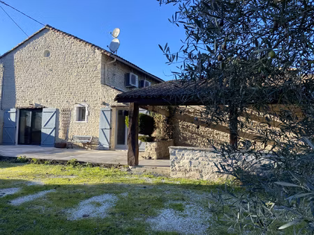 18km nord angouleme  très jolie maison rénovée avec studio i