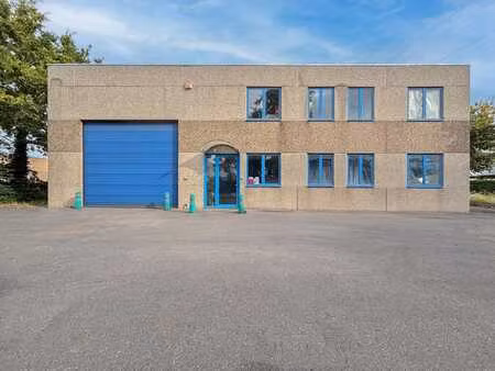 bedrijfsgebouw met kantoor (244 m²)  magazijn (580m²) en ...