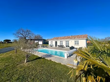 maison récente t5 d'environ 105 m² sur un terrain clos de 2700 m² avec piscine chauffée et