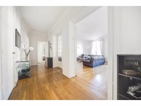 place daumesnil 5 pièces dans un bel immeuble ancien ravalé