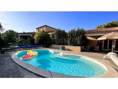 villa sur peyriac de mer avec piscine et jardin arboré