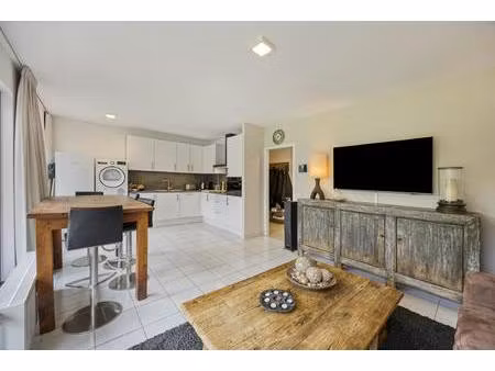 moderne duplex met 2 slaapkamers omringd door groen in laken