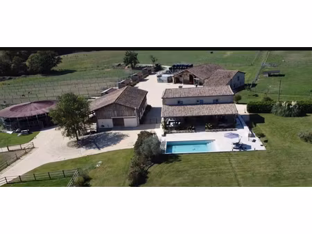 demeure de prestige  piscine  gites  batiments et 23 hectares de terres agricoles groupées