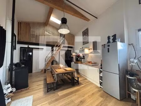 au cœur du village de nages-et-solorgues  cette maison pleine de charme offre un bel équil