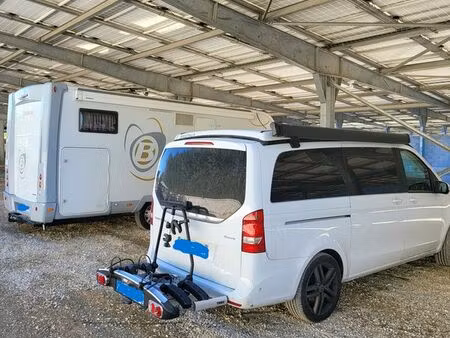 place de parking camping-car/van sous abri