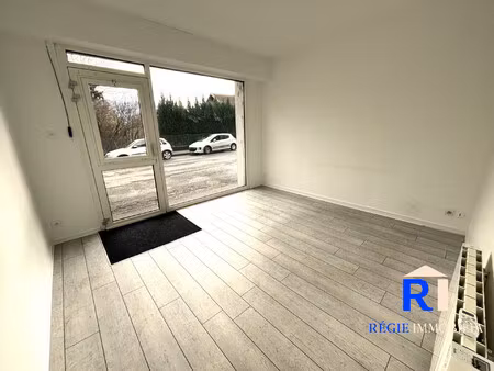 local commercial en rez-de-chaussée avec vitrine