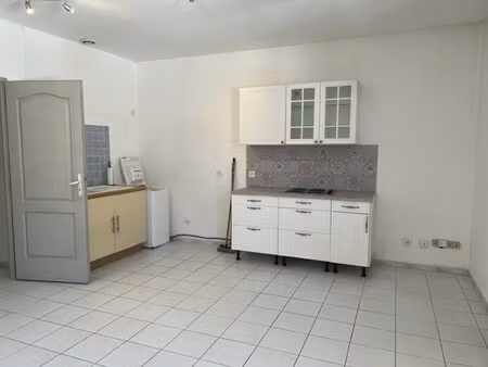 location appartement 1 pièce 35m² gareoult 83136