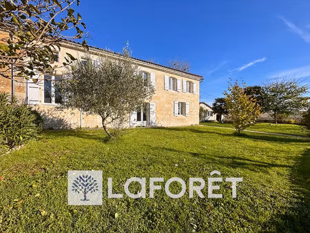 maison charentaise avec 4 chambres et dépendances / double garage à vendre en périphérie d