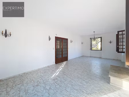 maison avec potentiel sur deux niveaux garage et stationne