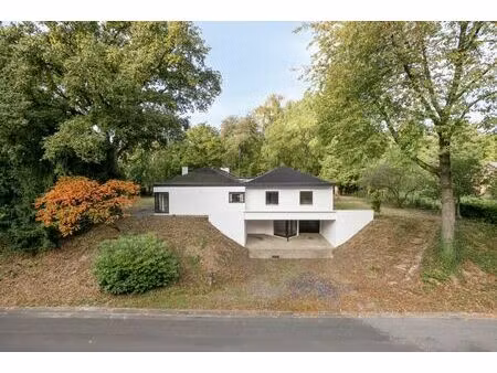 ruime woning in een doodlopende straat met 4 slaapkamers  2 badkamers op een prachtig perc