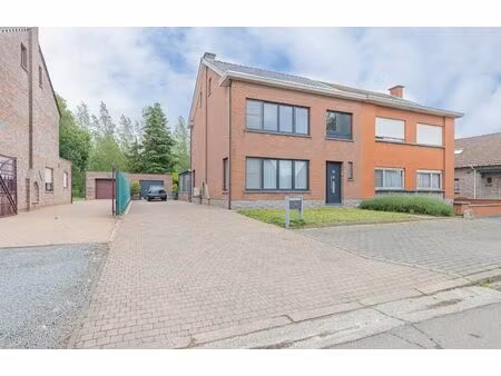 rustig gelegen halfopen bebouwing met garage.