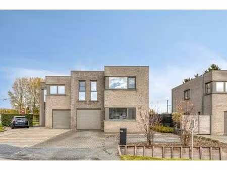 moderne halfopen woning met 4 slaapkamers en zonnepanelen in nieuwkerken-waas